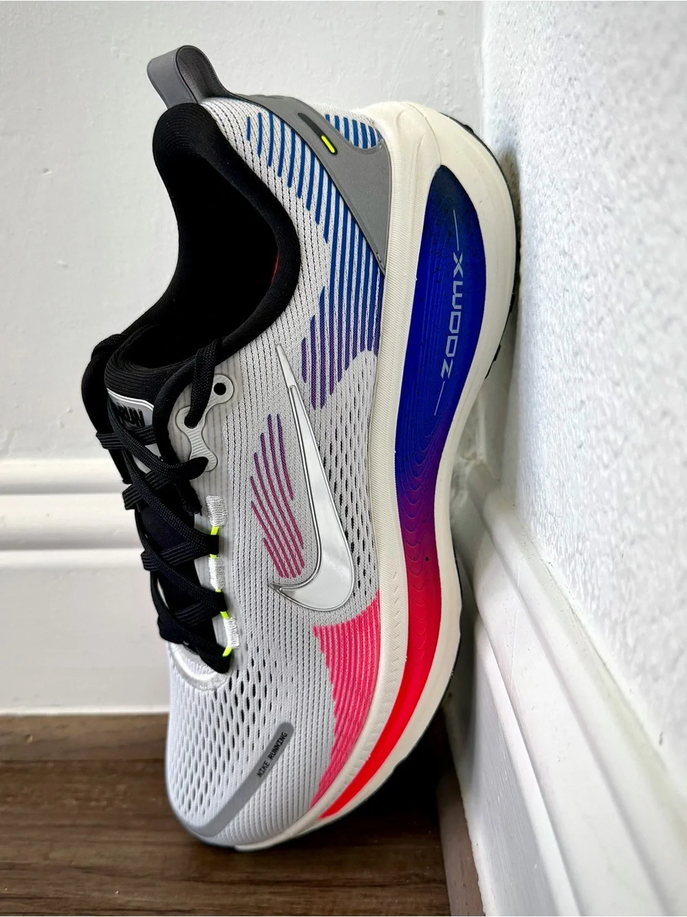 NEW Nike Vomero 18 Platinum Silver Men 8 Women 9.5 IR2983-094